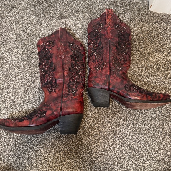 Corral Women’s 6M Red/Black Floral Embroidered Studded Snip Toe Western Boots - Picture 5 of 10